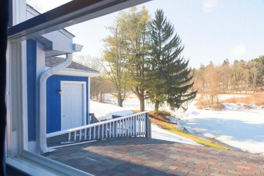 Gorgeous Poconos Springtime By The Lake! Henryville Екстериор снимка