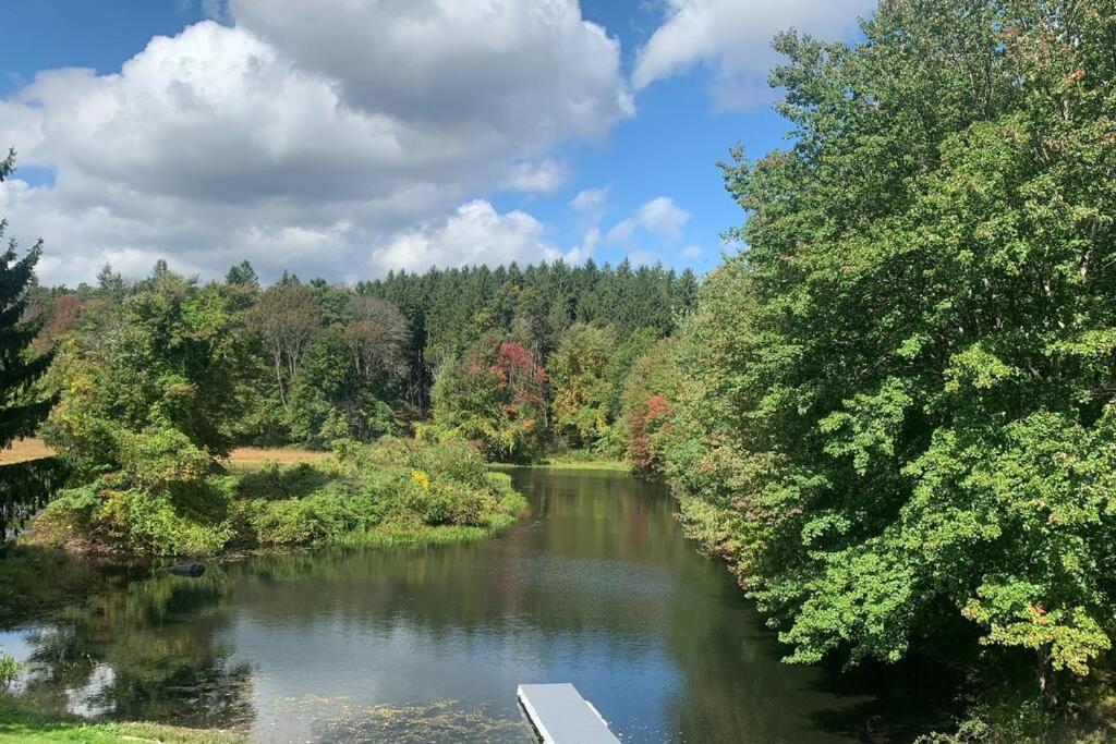 Gorgeous Poconos Springtime By The Lake! Henryville Екстериор снимка